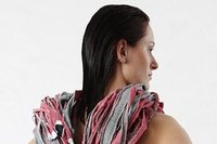 Model mit Schal