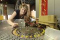 Das s��e Herz Deutschlands - Sachsens Schokoladenseite, Ausstellung im Industriemuseum, Mitarbeiterin Nadine Leichsner mit einer Bonbon-Verpackungsmaschine von 1953 .