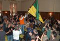 Sebastian Sch�ller das Ortsbanner von Erlbach beim Fr�hschoppen im Alten Schloss