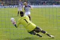 Der Braunschweiger Torwart Marjan Petkovic h�lt einen Elfmeter von Jan Hochscheidt. 