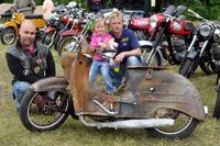 Das Zweirad-Treffen war ein H�hepunkt des Heimatfestes in Schnarrtanne. F�r Aufsehen sorgte diese Schwalbe von Kai Henschel (rechts), im Foto mit Tochter Colleen und Tim Spitzner.  