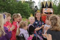 Umjubelt von Freunden: Das Neuhausener Kinderprinzenpaar Elias Reichelt und Luca Prezewowsky. 