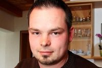 Thomas Emmrich mit seinen ovalen Kunstwerken
