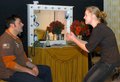 Schauspieler Udo Prucha verfolgt aufmerksam die Spielszenen von Clara Baumann.