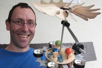Gerd Hofmann mit Motorradpyramide