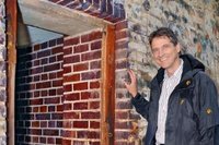 Friedrich Strobel zeigt den Eingang zu dem entdeckten Raum und fragt: Wer wei�, wieso der Raum einst zugemauert wurde? 