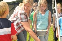 Die Kinder der Grundschule Neukirchen kochen auf dem Reinsberger Campingplatz selbst, mit Unterst�tzung von Maren Kirschke. 
