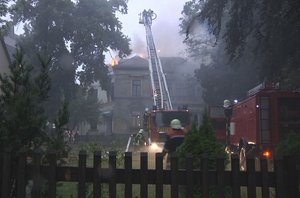 
Als die Feuerwehr gegen 4.40 Uhr eintraf, brannte der Dachstuhl der Villa bereits lichterloh.
