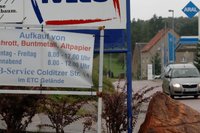Es geschah am helllichten Tag: Nach dem �berfall auf den Schrotthandel am Samstagvormittag fl�chtete der R�uber in Richtung Aral-Tankstelle, wo bereits ein Komplize mit einem Auto auf den noch unbekannten T�ter wartete. 