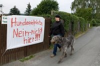 Mit Protest-Plakaten machen Kleing�rtner der Sparte Immergr�n II klar, dass sie nebenan keinen Hundespielplatz wollen. 