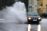 Verregnetes Wochenendwetter auf den Stra�en von Fl�ha: Die Wassermassen auf der Augustusburger Stra�e machten so manchem Autofahrer schwer zu schaffen. Verkehrsunf�lle wurden aber nicht gemeldet. 