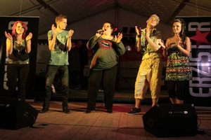 Jenny Leistner, Toni Nickl, Conny Schmid, Thomas Weiher und Jenny Amende (von links) stehen im Finale der Erzistars. Conny Schmid sang in Drebach als Zugabe noch einmal ihren Titel "Simply the best" von Tina Turner, und alle waren begeistert.
