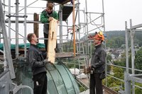 Zimmerermeister Ralf Kretschmar sowie seine Kollegen Fabian Josiger und Rigo Heidler (v. l.) auf der Baustelle hoch �ber den D�chern Scheibenbergs. Dort m�ssen unter anderem St�tzen f�r die Turmlaterne eingebaut werden, die derzeit noch am Boden steht. 