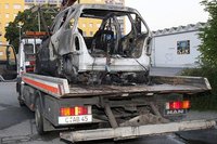 Dieser Pkw wurde an der F�rberstra�e ein Raub der Flammen.