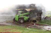 Mit schwerer Technik wurden Heuballen vom Gel�nde gebracht.