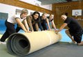 Auerbacher Cheerleading-Verein rollen die Fu�matte auf dem neuen Sportboden in der Seminarturnhalle aus