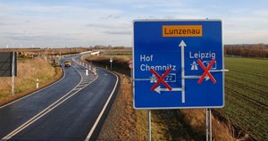 Der Schriftzug "Lunzenau" soll vor der Er�ffnung der A 72 abgeklebt werden. Der Verkehr rollt dann �ber die B 175 und Elsdorf in die Stadt. 