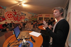 Braune Flecken in Fanblocks von Aachen bis Zwickau: Ronny Blaschke beleuchtete beim Zwickauer Fan-Projekt deren Ausw�chse.