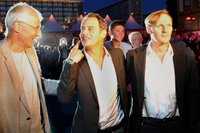 Umjubelter Star bei den "Filmn�chten auf dem Theaterplatz": Schauspieler Moritz Bleibtreu (Mitte), der unter anderem mit Produzent Josef Aichholzer (links) und Schauspielkollege Georg Friedrich (rechts) zur Premiere von "Mein bester Feind" gekommen war.
