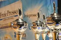 Sie m�ssen noch knapp zw�lf Wochen lang auf ihre k�nftigen Besitzer warten. Am 21. April werden die Pokale in der Sachsenlandhalle Glauchau an die Gewinner der "Freie Presse"-Umfrage �berreicht.