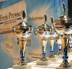 Sie m�ssen noch knapp zw�lf Wochen lang auf ihre k�nftigen Besitzer warten. Am 21. April werden die Pokale in der Sachsenlandhalle Glauchau an die Gewinner der "Freie Presse"-Umfrage �berreicht.