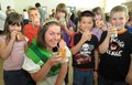 Charice, Niclas, Lucy, Linh, Frauke und Steffen mit der S�chsischen Milchk�nigin Dominique Liebers 