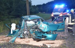 Der Toyota prallte auf der B 171 zwischen Hallbach und Pfaffroda gegen einen Baum. Die Fahrerin wurde schwer verletzt.