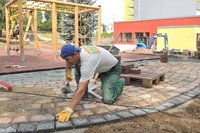 Pflasterarbeiten am Bolzplatz