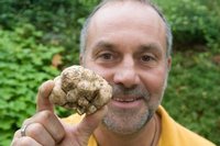 Stolzer Finder: Rainer B�chold mit seiner Deutschen Tr�ffel.