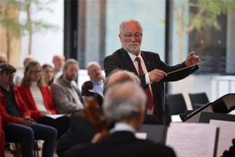 Abschied mit Taktstock statt Rede: Der Zwickauer Martin Böttger zieht sich aus der Politik zurück - Bei seinem Abschiedskonzert im Bürgersaal dirigierte Martin Böttger Werke von Dvorak, Grieg und Mozart.