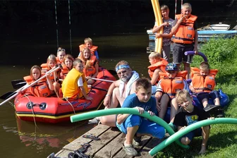 Abschied nach 34 Jahren „High Point“: Wie ein Mechaniker die Zschopauer Jugendarbeit zum Funktionieren brachte - Feriencamps wie dieses am Zschopauer Bootshaus bereiteten nicht nur den teilnehmenden Kindern viel Freude, sondern auch Mathias Raschke (Mitte) selbst.
