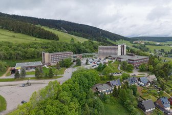 Ahorn-Hotels im Erzgebirge erhalten Qualitätssiegel - Das Ahorn-Hotel „Am Fichtelberg“ steht oberhalb von Oberwiesenthal in Richtung Grenzübergang nach Boží Dar (Gottesgab).