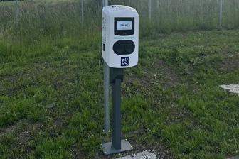 Annaberg-Buchholz: Erzgebirgsklinikum hat neue E-Ladesäulen - Das Erzgebirgsklinikum nimmt neue E-Ladesäulen in Annaberg in Betrieb.