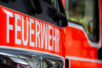 Autohandel in Markneukirchen: Nissan Micra brennt aus - Die Markneukirchener Feuerwehr musste wegen eines Autobrandes anrücken