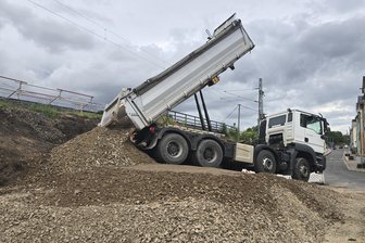 Bahn-Ausbau zwischen Crimmitschau und Gößnitz: Weitere Details zu Vorhaben am Info-Tag für Anwohner - An der Bahnbrücke Breitscheidstraße in Crimmitschau entsteht eine Zufahrt auf das Gleisbett.