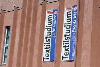 Neu aufgehängte Werbebanner