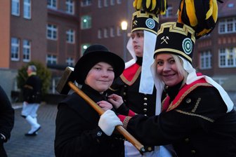 Bergparade in Freiberg: Die ganze Familie brennt für die Tradition - Frauke Fischer richtete ihrem Jüngsten Klaas am Sonnabend vor dem Start der Großen Bergparade im Hof der Saxonia-Stiftung-Freiberg die Uniform. Im Hintergrund steht Sohn Alex.