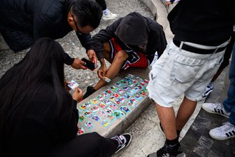 Bilder des Tages vom 10.06.2026 - Fußball-Fans tauschen auf dem Palacio de Bellas Artes in Mexiko-Stadt Panini-Sticker.