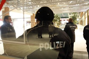 Das Einkaufszentrum "Sachsen-Allee" am Chemnitzer Thomas-Mann-Platz ist am Dienstagabend nach einer Bombendrohung geräumt worden.