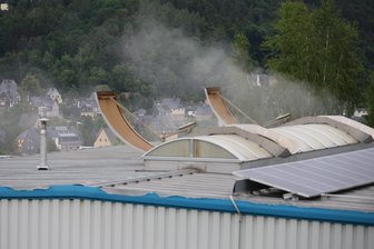 Brand in Firma im Erzgebirge: Holzstapel in Flammen - Aus der Halle des Industriebetriebs drang Qualm.