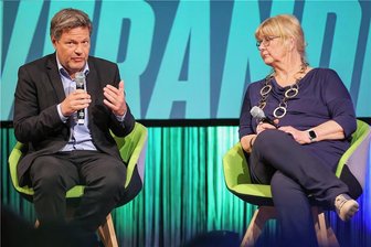Bündnis 90/Die Grünen: Wie der Westen vom Osten lernte - Zwei Bündnisgrüne aus unterschiedlichen Welten: Der im Westen geborene Bundeswirtschaftsminister Robert Habeck und die Ostdeutsche Marianne Birthler sprechen bei der Festveranstaltung zum 30. Jubiläum des Zusammenschlusses von Bündnis 90 und den Grünen in Leipzig.