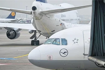 Chaostage für Flugreisende mitten in sächsischen Winterferien: Nach IT-Panne bei Lufthansa wird nun gestreikt - Viele Maschinen der Lufthansa standen am Mittwoch wegen einer IT-Panne still. Am Freitag werden nun aber wegen eines Warnstreiks auch die Flieger anderer Airlines am Boden bleiben müssen. Foto: Arne Dedert/dpa