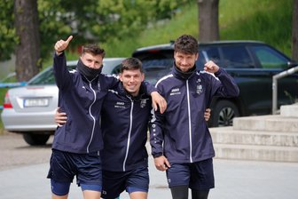 Chemnitzer FC: Wo und gegen wen die Generalprobe stattfindet - Tobias Stockinger, Maurizio Grimaldi und Tom Baumgart (v. l.) – hier beim letzten Training der Saison 2025/26 – starten kommende Woche in die Vorbereitung auf die Spielzeit 2026/27.