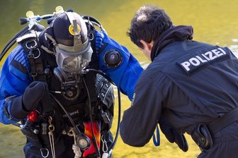 Taucher der Polizei haben am Dienstag in der Cranzahler Talsperre nach der vermissten Andrea Salzer gesucht.