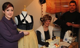 Das "andere Thalheim" macht mobil -
<p class="artikelinhalt">Alle Hände voll zu tun haben Doreen Kluge, Katrin Bauer und André Hilbert (von links) für den Festumzug am 31. Mai in Thalheim.</p>