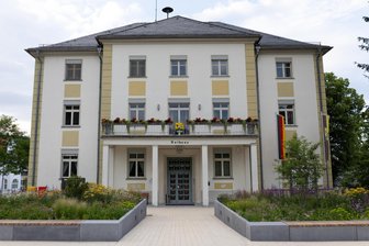 Debatte um Eingemeindung von Bad Brambach auf der Zielgeraden: Politische Akteure positionieren sich - Das Rathaus Bad Elster am Kirchplatz.