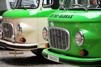Ein bekanntes Bild vergangener Tage: Doch dieser Barkas hatte es in sich. Elektrobetrieben und mit drei Achsen war er eine echte Sonderanfertigung. Im Nutzfahrzeugmuseum Hartmannsdorf kann man so manche Rarität entdecken - vom Presto Kastenwagen von 1913 bis zum Lkw "Phänomen" aus Zittau, der später als "Robur" bekannt wurde.