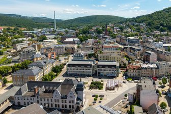 „Der Osten nervt - gut so“: Aue-Bad Schlema nach dem Wahlduell - Nach der OB-Wahl: Luftbild der Stadt Aue-Bad Schlema: Blick auf den Postplatz.
