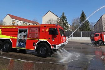 Der Tatra mit dem Riesen-Löschwassertank - Der neue Tatra-Tanker in Aktion. Im Hintergrund zu sehen: das alte Fahrzeug.
