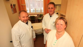 Diagnose unheilbar krank: Eine Station für die schwersten Fälle -
<p class="artikelinhalt">Dieses Trio in Weiß kümmert sich auf der Palliativstation um unheilbar Kranke: Oberarzt Jens Forster (links), Schwester Annegret Schulze und Chefarzt Frank Hendrich. Ihr Ziel ist es, das Leiden ihrer Patienten zu lindern. </p>